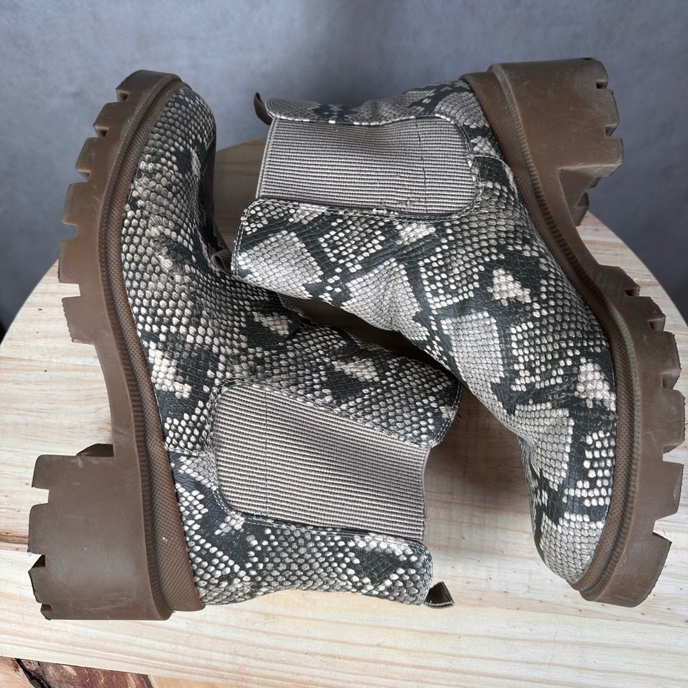 Universal Thread Snakeskin Print Chelsea Boots Women Size 11 Grey Good Lug Sole - Picture 10 of 15